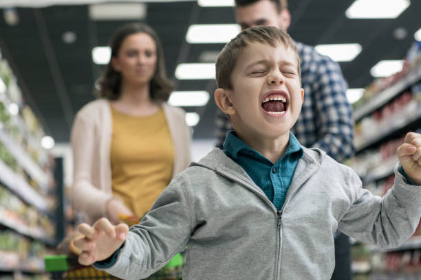 bösen buben im supermarkt - humor mother 20s adult stock-fotos und bilder