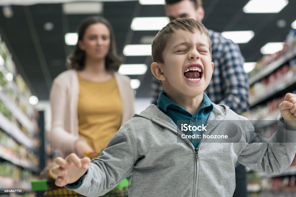 Mauvais garçon au supermarché - Photo de Enfant libre de droits