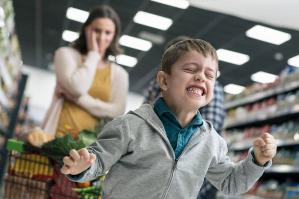 bösen buben im supermarkt - humor mother 20s adult stock-fotos und bilder