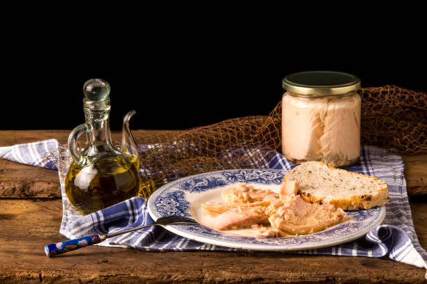 germon en conserve en bocal en verre. - tuna chunks photos et images de collection