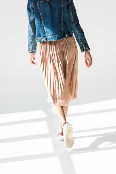 donna in gonna beige e giacca in denim - skirt women jeans white foto e immagini stock