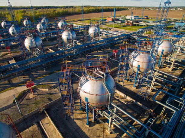 granja de tanque para almacenamiento a granel de petróleo y gasolina. vista aérea - architecture chemical plant diesel fuel and power generation fotografías e imágenes de stock