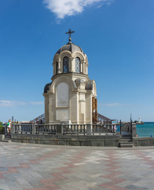 yalta, crimeia, rússia - 12 de setembro de 2016: capela no cais de yalta - churchgoers - fotografias e filmes do acervo