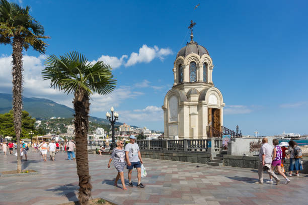 yalta, crimeia, rússia - 12 de setembro de 2016: capela na orla marítima de yalta - churchgoers - fotografias e filmes do acervo