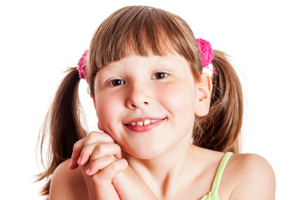 счастливая улыбающаяся девушка - child head and shoulders elementary age front view стоковые фото и изображения