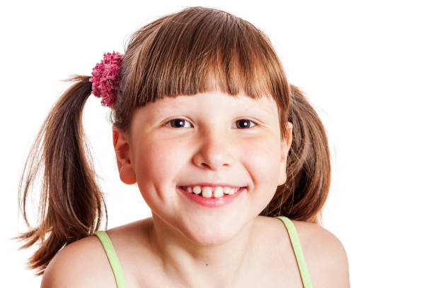 счастливая улыбающаяся девушка - child head and shoulders elementary age front view стоковые фото и изображения