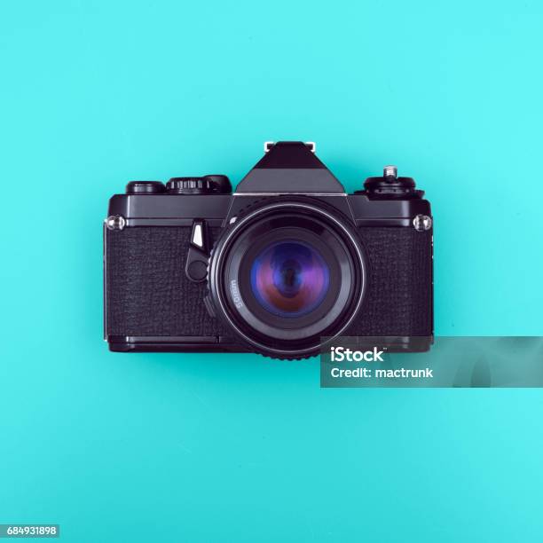 Retrokamera Stockfoto und mehr Bilder von Farbiger Hintergrund - Farbiger Hintergrund, Einzelner Gegenstand, Fotografie
