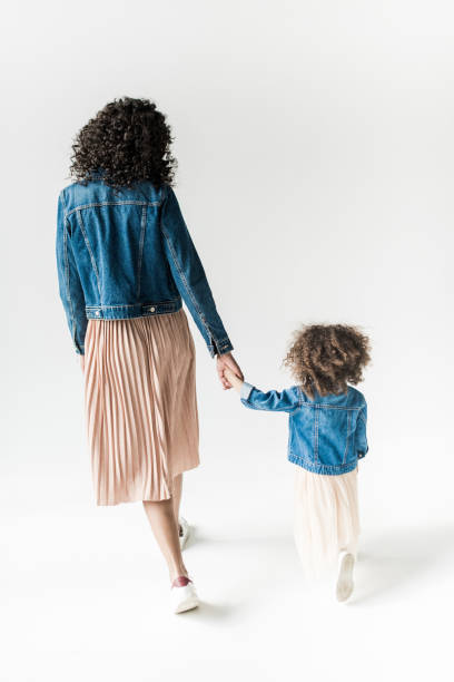 madre e daugter tenendosi per mano - skirt women jeans white foto e immagini stock