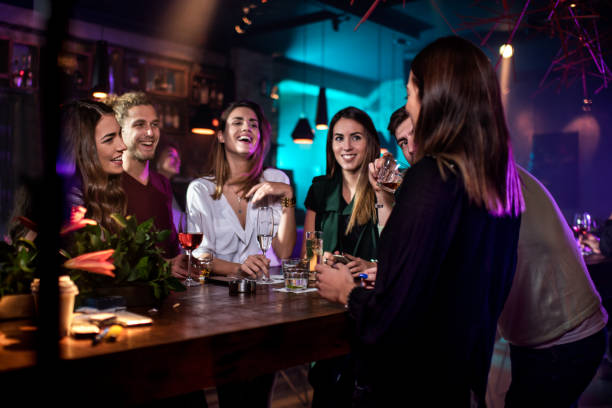 grupo de personas en el bar - eventos sociales despues del trabajo fotografías e imágenes de stock