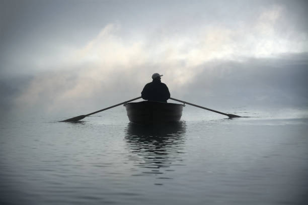 perdido en niebla - rowboat fotografías e imágenes de stock