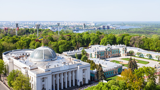 Skyline de la ciudad de Kiev con Rada Building en primavera photo