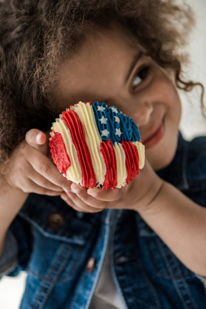 fille avec le muffin américain de drapeau - child flag fourth of july little girls photos et images de collection