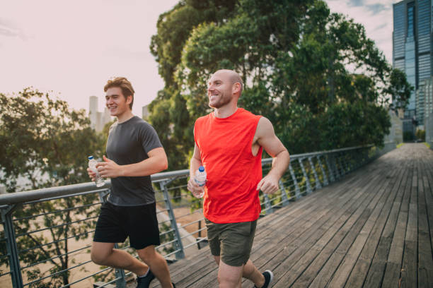 amis de faire du jogging dans le parc - melbourne day city skyline photos et images de collection