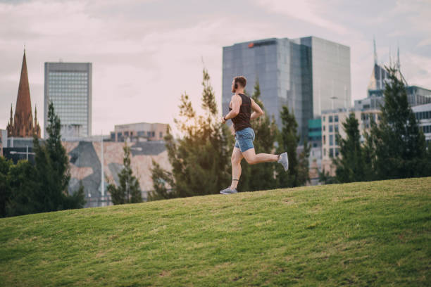 jogging dans le parc - melbourne day city skyline photos et images de collection