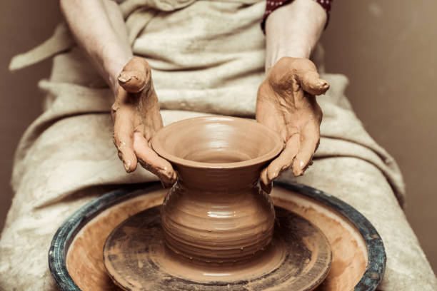 cerca de manos femeninas trabajando en la rueda de alfarero - art and craft product fotografías e imágenes de stock