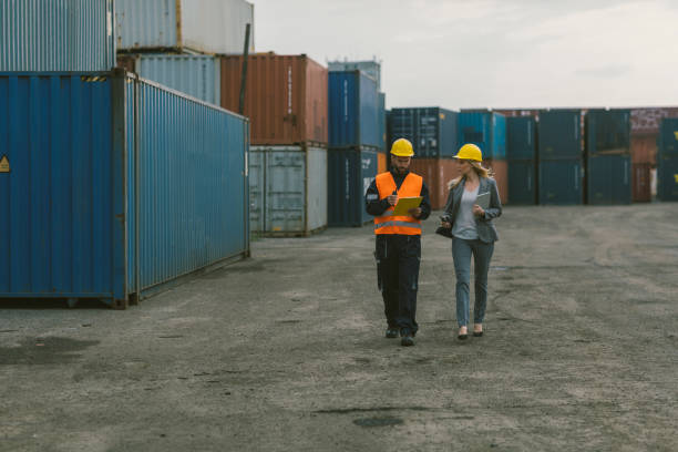 inspector y trabajador manual control de contenedores de carga - digital tablet warehouse commercial dock manual worker fotografías e imágenes de stock