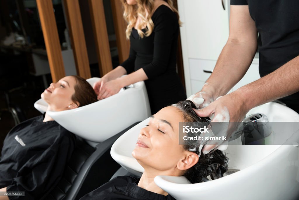 Lavando o cabelo - Foto de stock de Salão de Cabeleireiro royalty-free