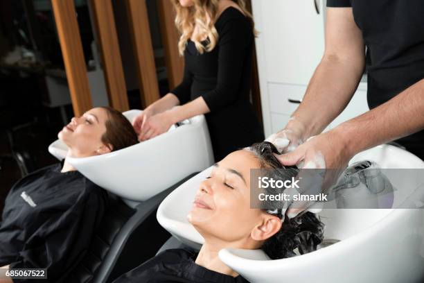 Foto de Lavando O Cabelo e mais fotos de stock de Salão de Cabeleireiro - Salão de Cabeleireiro, Spa, Salão de Beleza