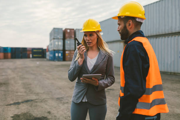 inspector y trabajador manual control de contenedores de carga - digital tablet warehouse commercial dock manual worker fotografías e imágenes de stock