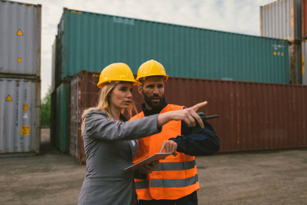 inspector y trabajador manual control de contenedores de carga - digital tablet warehouse commercial dock manual worker fotografías e imágenes de stock