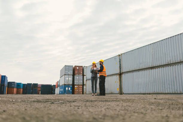 inspector y trabajador manual control de contenedores de carga - digital tablet warehouse commercial dock manual worker fotografías e imágenes de stock