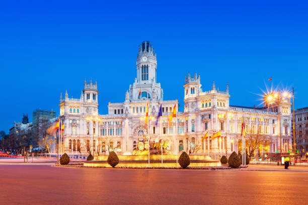 municipio in plaza de cibeles a madrid spagna - madrid spain plaza de la cibeles night foto e immagini stock