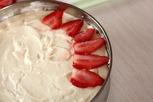 Place sliced strawberry on top of cheesecake. Making frozen strawberry cheesecake series.
