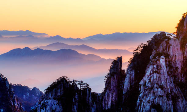 гора хуаншань - huangshan mountains стоковые фото и изображения