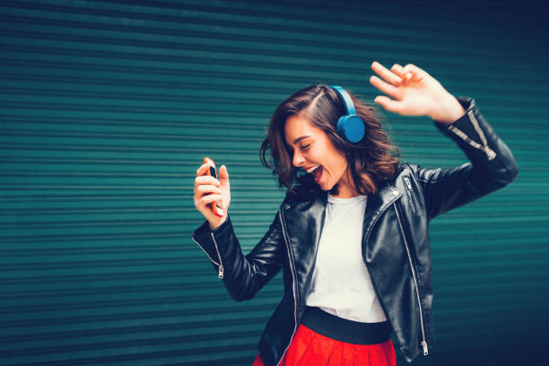 jeune fille de danser sur la musique - blank expression audio photos et images de collection