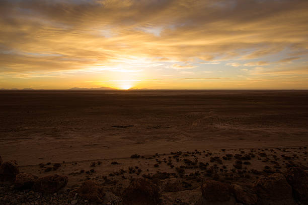 vista panorâmica do pôr do sol no salar de uyuni contra o céu - 5087 - fotografias e filmes do acervo