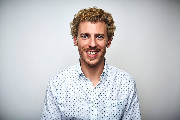 male professional with curly hair over white - 金色頭髮 圖片 個照片及圖片檔