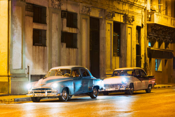 auto americane d'epoca a l'avana di notte - chevrolet havana cuba 1950s style foto e immagini stock