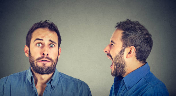 dupla personalidade. homem irritado, gritando com medo se - patronize - fotografias e filmes do acervo