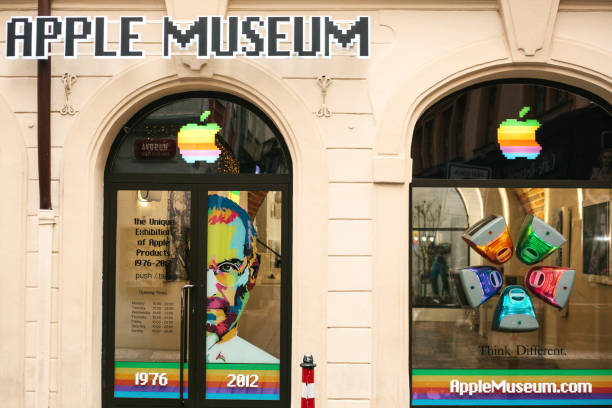 praga, repubblica ceca, 24 dicembre 2016: museo apple a praga. europa. marchio americano. nome della società. punteggio. il museo. - steve jobs foto e immagini stock