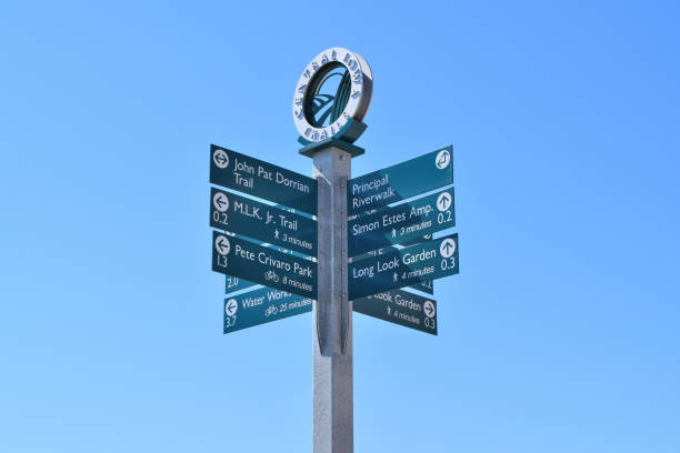 istock Des Moines Iowa bike path sign 685206642