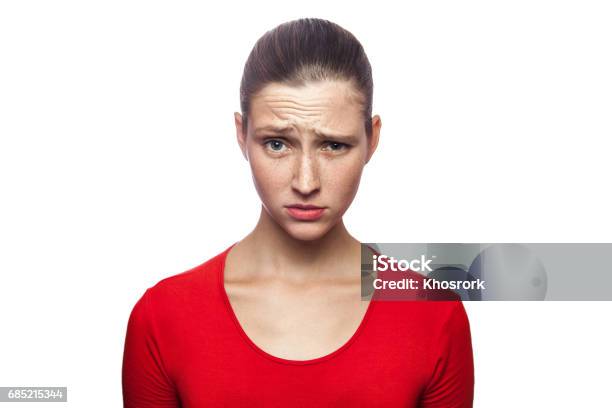 Porträt Einer Emotionalen Frau Mit Sommersprossen Und Rotem Tshirt Stockfoto und mehr Bilder von Frauen