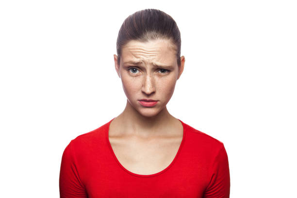 주근깨와 빨간 티셔츠를 입은 감성적인 여성의 초상화 - women sadness isolated human face 뉴스 사진 이미지