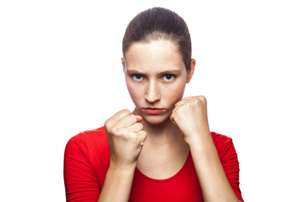 portrait d’une femme émotive avec taches de rousseur et un t-shirt rouge - women business strength boxing photos et images de collection