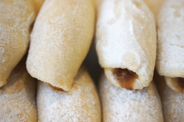 Cook pies from fresh apples and dough