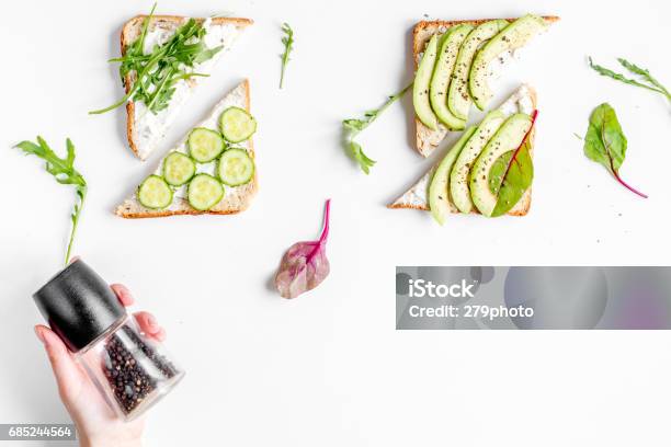 Almuerzo Con Bocadillos De Triángulo En Maqueta De Vista Superior De Fondo Blanco De Mesa Foto de stock y más banco de imágenes de Blanco - Color