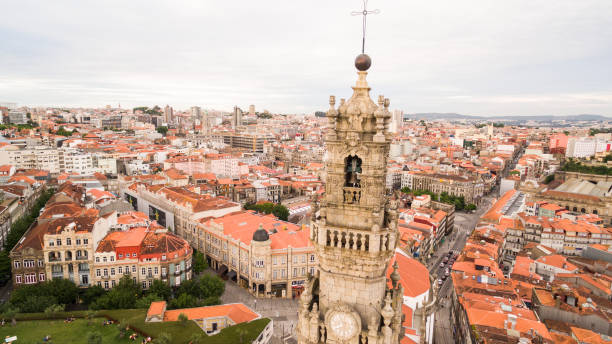 paysage urbain de porto avec le célèbre clocher de vue aérienne eglise clerigos, portugal - birdview photos et images de collection