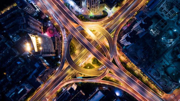 夜の歩道橋の空撮 - multiple lane highway 写真 ストックフォトと画像