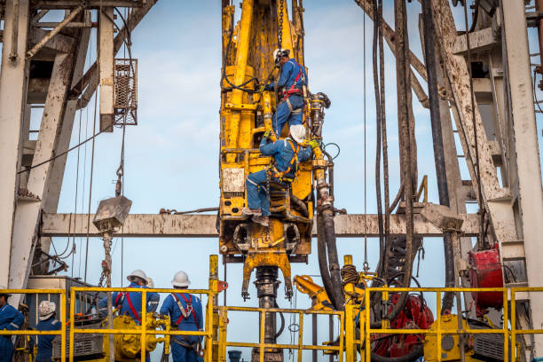 Fracking Drill Rig Crane - Construction Machinery, Fossil Fuel, Oil, Fracking, Natural Gas wellhead stock pictures, royalty-free photos & images