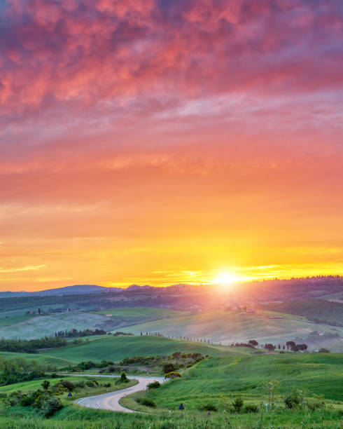 sunrise coloré de toscane - pienza tuscany italy landscape photos et images de collection