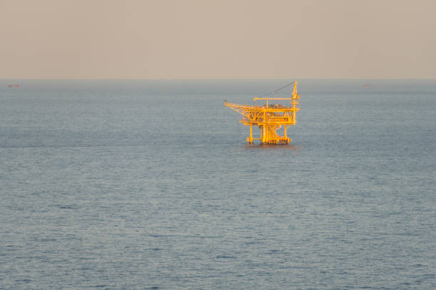 엔진오일 다이빙대 - oil rig sea remote oil industry 뉴스 사진 이미지