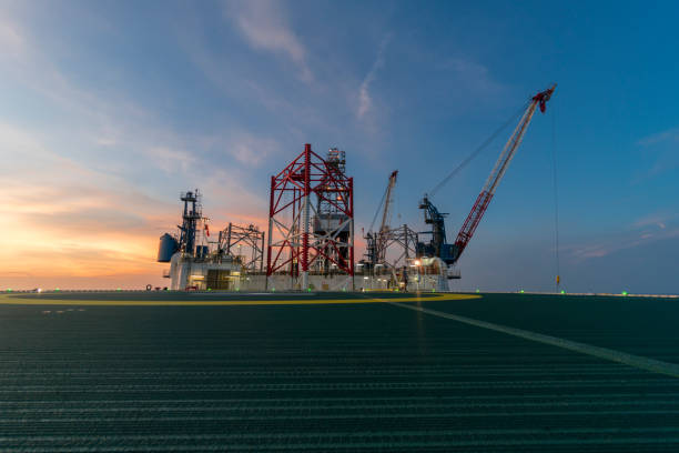 황혼 동안 장비를 해외 잭 - oil rig sea remote oil industry 뉴스 사진 이미지
