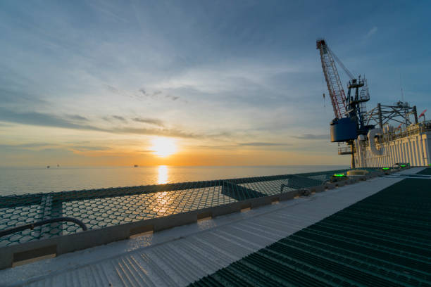해질녘 해외 드릴링 장비 - oil rig sea remote oil industry 뉴스 사진 이미지