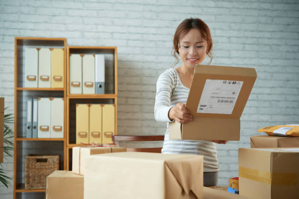 parcela de abertura - distribution warehouse sending gift delivering - fotografias e filmes do acervo