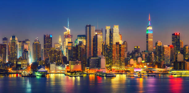 Manhattan after sunset View on Manhattan at night, New York, USA new york city skyline new york state night stock pictures, royalty-free photos & images
