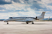 privatflugzeug-auf-die-ringrollbahn.jpg?b=1&s=170x170&k=20&c=UcoY0p5ZrZvGin76qsCjS8UvCllz8rV26w5bI-4DTF4=